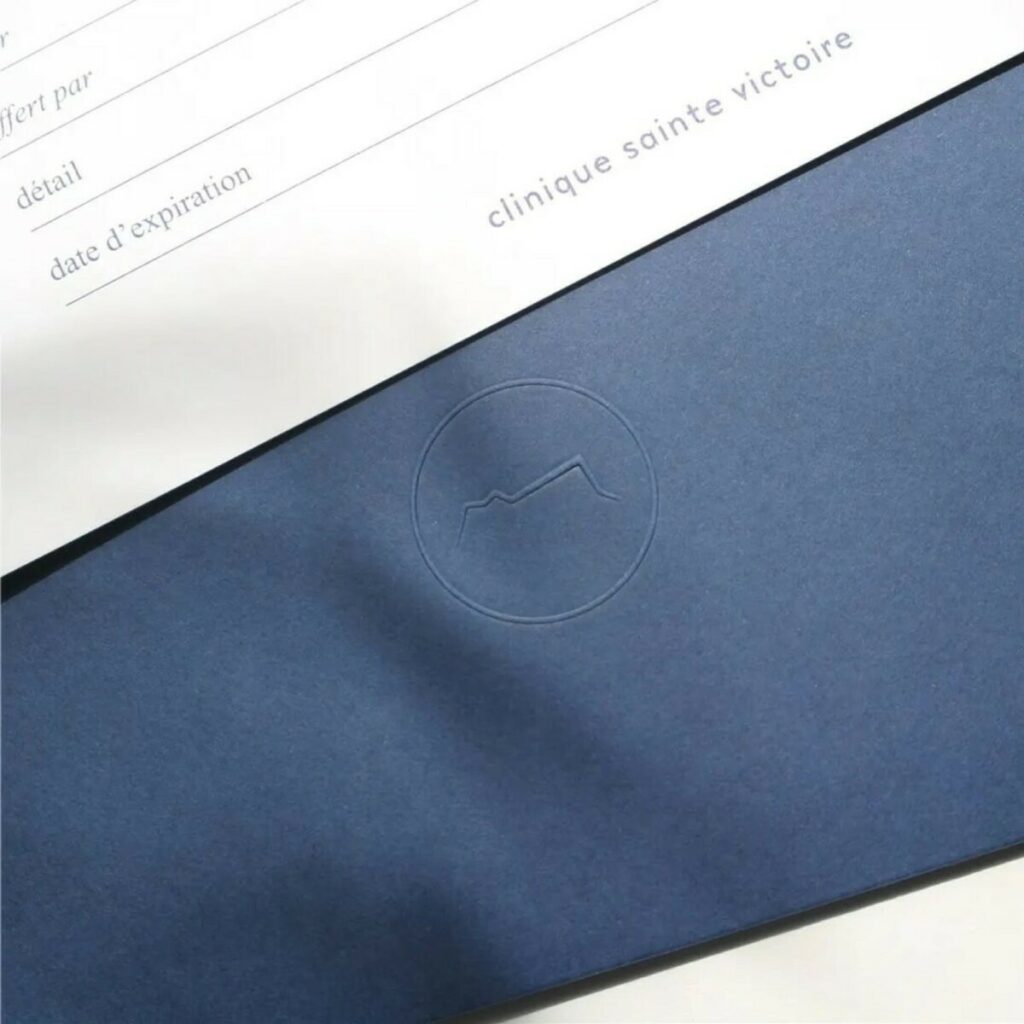 Bon Cadeau clinique avec pochette en découpe sur mesure – Logo en gaufrage – Marquage à chaud pigmentaire Hot Red 758 – Keaykolour Bleu de Sèvres