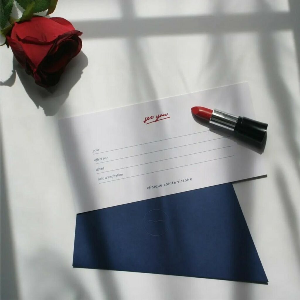 Bon Cadeau clinique avec pochette en découpe sur mesure – Logo en gaufrage – Marquage à chaud pigmentaire Hot Red 758 – Keaykolour Bleu de Sèvres
