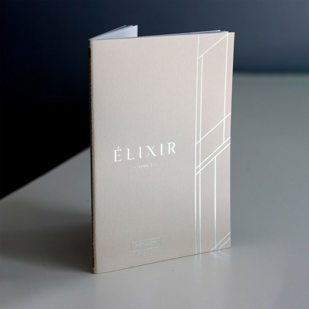 Brochure promoteur haut de gamme – reliure en couture Singer – Marquage à chaud argent mat en débossage sur Colorplan Mist 350gr/m2 – Intérieur Couché mat 350g avec pelliculage Mat