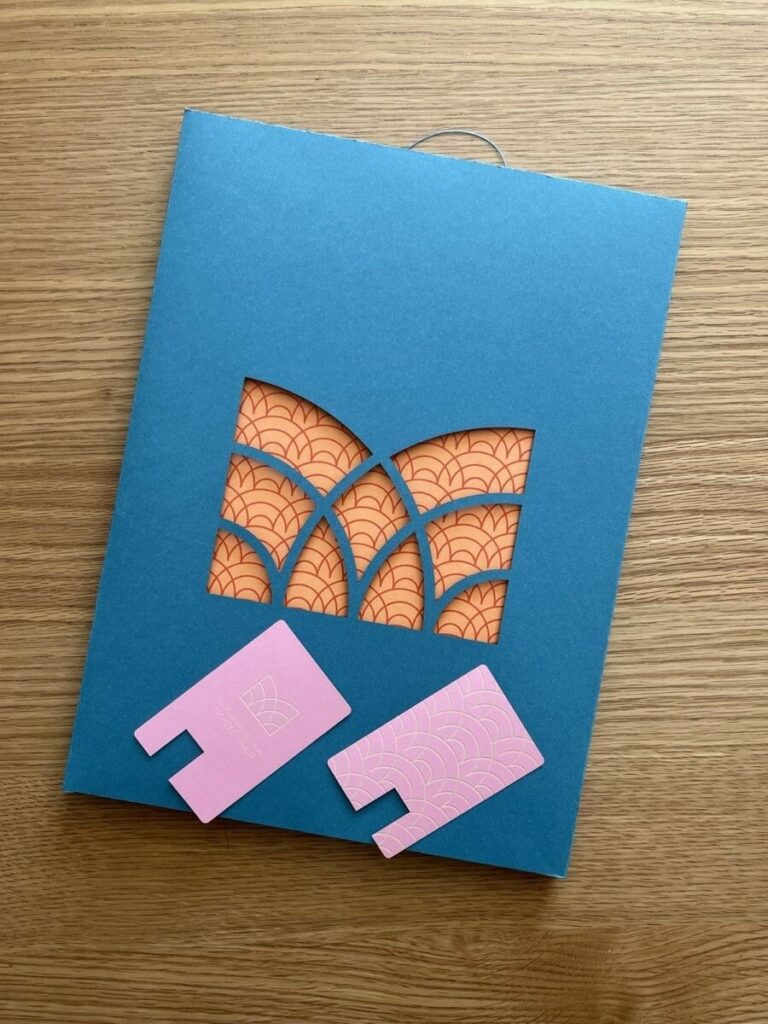 Pochette fermeture Japonaise avec rapport appel d’offre promoteur – Découpe laser – Papiers recyclés Woodstock Arancio, Blu Intenso, Rosa