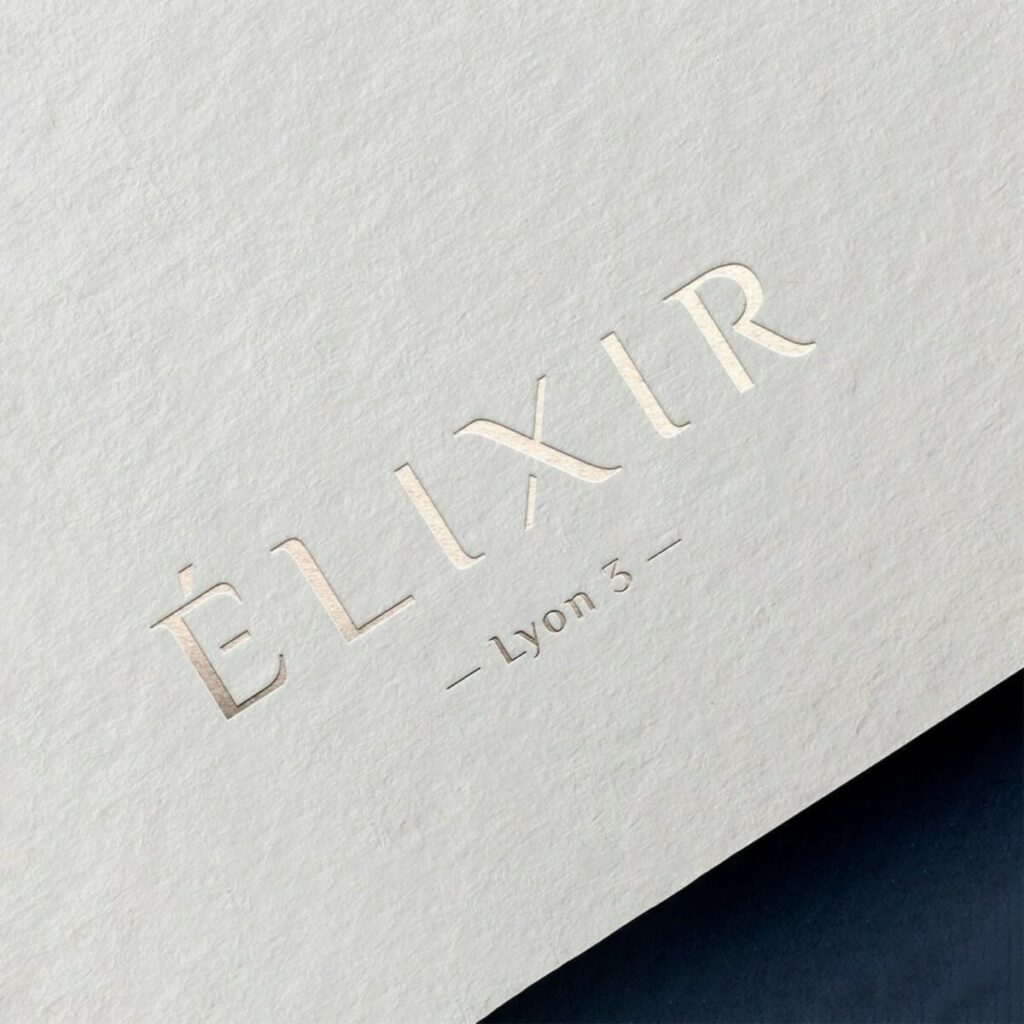 Brochure promoteur haut de gamme – reliure en couture Singer – Marquage à chaud argent mat en débossage sur Colorplan Mist 350gr/m2 – Intérieur Couché mat 350g avec pelliculage Mat