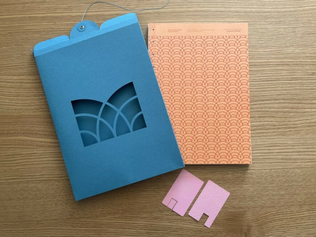 Pochette fermeture Japonaise avec rapport appel d’offre promoteur – Découpe laser – Papiers recyclés Woodstock Arancio, Blu Intenso, Rosa