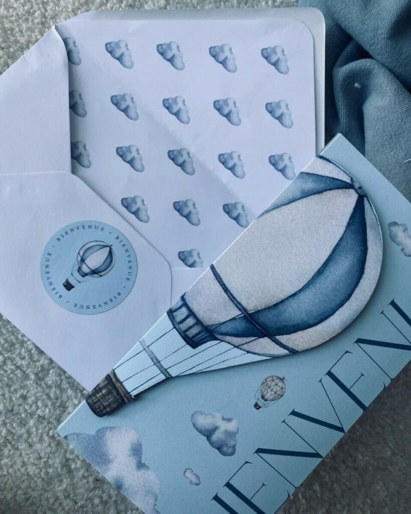 Faire part de naissance thème montgolfière en découpe laser – 2 plis roulés – Liner pour enveloppe avec stickers ronds