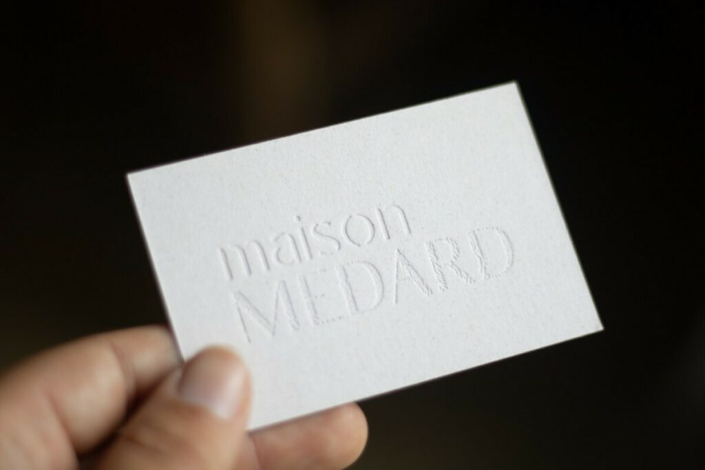 Carte de visite débossage PUR texturé pour restaurant gastronomique – Papier Recyclé Crush Raisin – Contre collage Duplex 700gr
