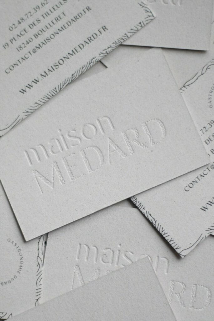 Carte de visite débossage PUR texturé pour restaurant gastronomique – Papier Recyclé Crush Raisin – Contre collage Duplex 700gr