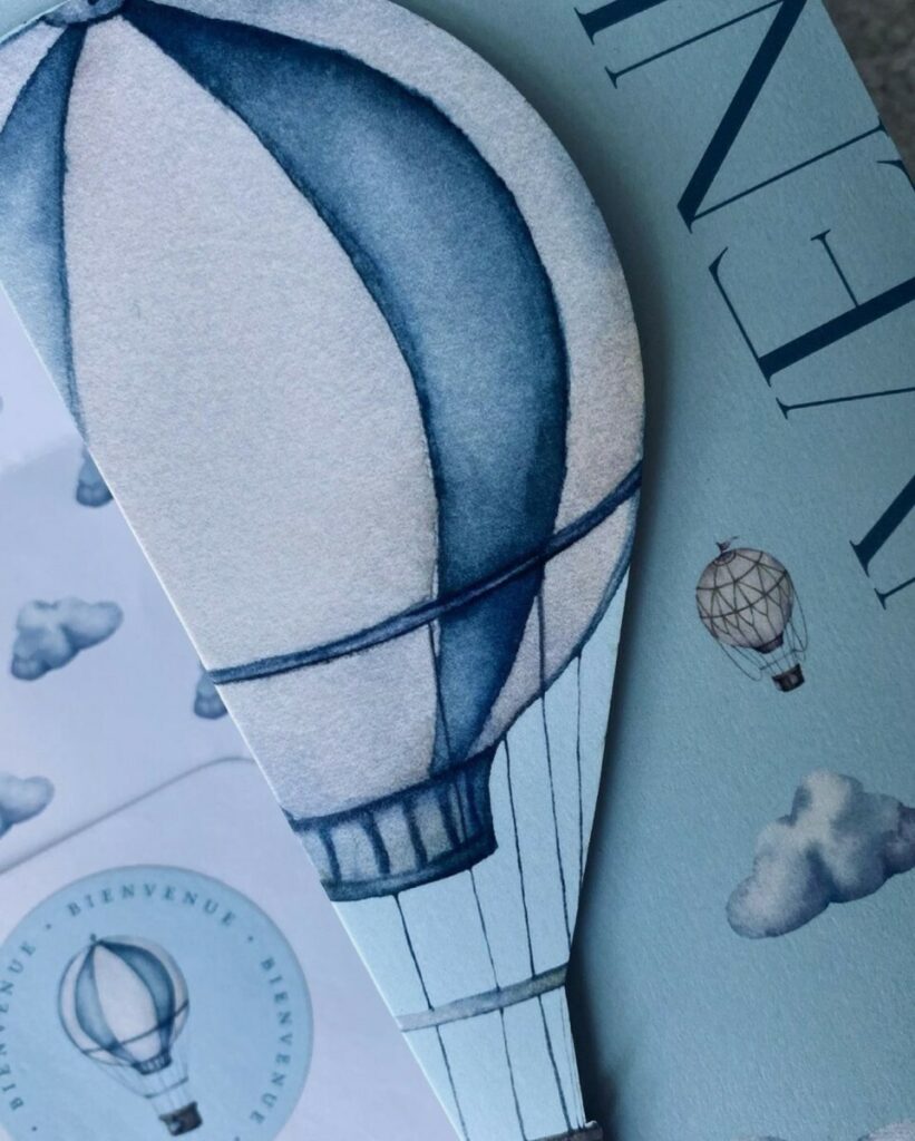 Faire part de naissance thème montgolfière en découpe laser – 2 plis roulés – Liner pour enveloppe avec stickers ronds