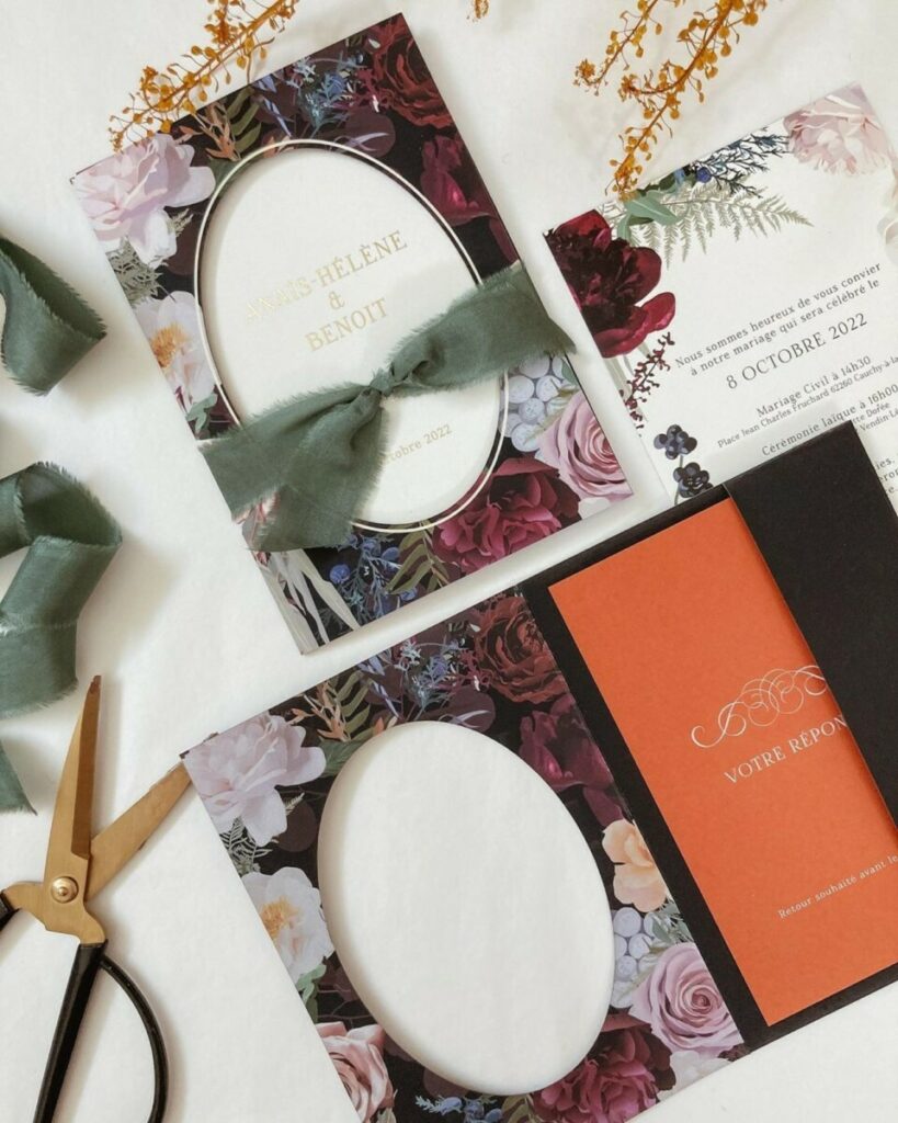 Faire-part de mariage pochette avec découpe ovale et composition florale sur fond noir – Pelliculage soft touch – Couché mat 300gr:m2