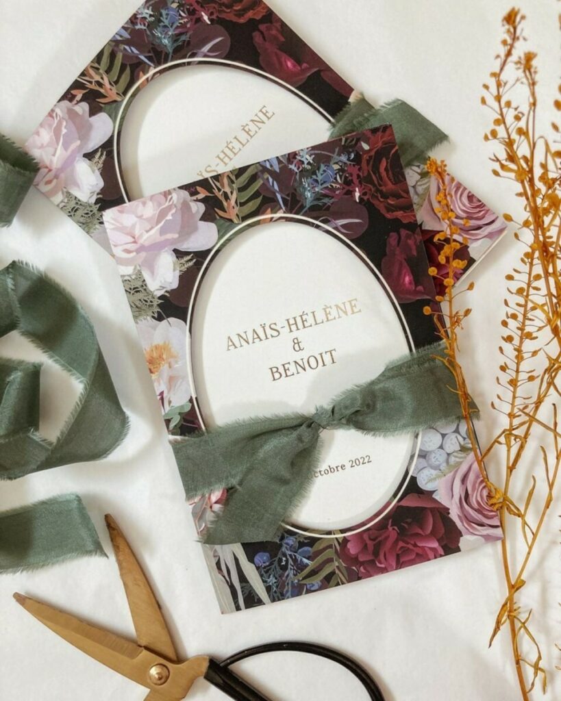 Faire-part de mariage pochette avec découpe ovale et composition florale sur fond noir – Pelliculage soft touch – Couché mat 300gr:m2