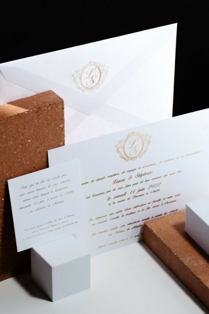Faire-part de mariage avec monogramme en Dorure à chaud Or galbé – Enveloppe C5 sur mesure avec patte triangle et motif en marquage à chaud nacré – Olin Regular Extra blanc