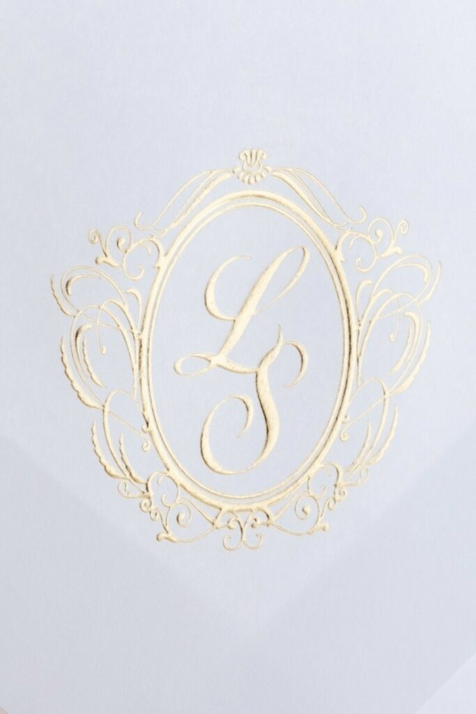 Faire-part de mariage avec monogramme en Dorure à chaud Or galbé – Enveloppe C5 sur mesure avec patte triangle et motif en marquage à chaud nacré – Olin Regular Extra blanc