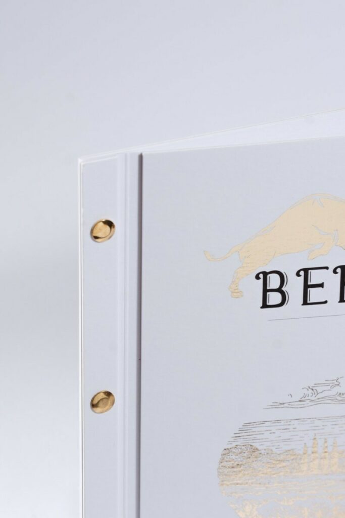 Carte des vins pour restaurant luxe – Contre collage à bords vifs – reliure avec 4 vis laitons – Creation Pack 350gr/m2 – Dorure numérique OR
