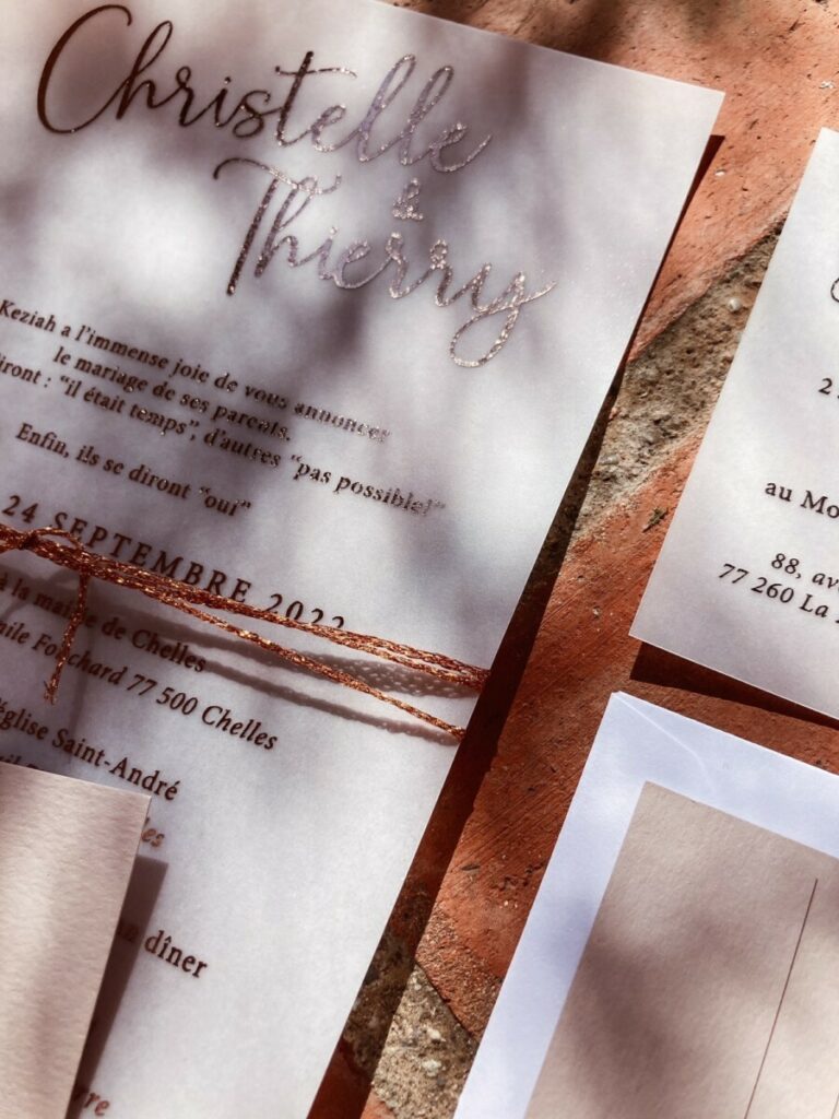 Faire-part de mariage calque et dorure rose gold avec reliure en corde teintée brique – Curious transluscent 230g – Keaykolour biscuit 300g
