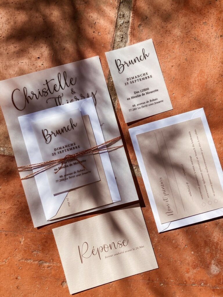 Faire-part de mariage calque et dorure rose gold avec reliure en corde teintée brique – Curious transluscent 230g – Keaykolour biscuit 300g