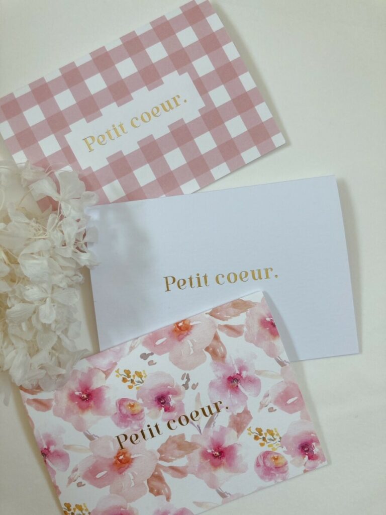 Cartes cadeau florales et motif vichy rose poudré – Dorure or brillante – Old Mill Premium White – Creation Pack 350gr