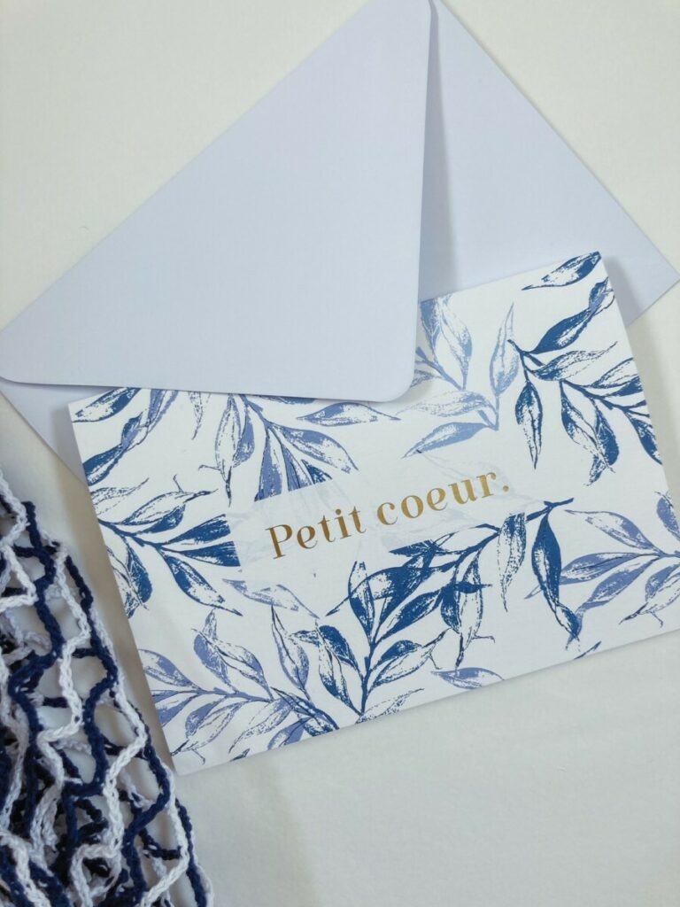 Cartes message Petit Coeur sur papier de création avec motif fleuri et vichy bleu – Marquage à chaud or brillant – Old Mill Premium White 300gr