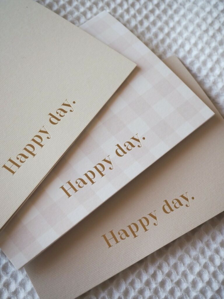 Cartes cadeau happy days motif vichy – Marquage à chaud traditionnel Or brillant – Papier recyclé et texturés – Gmund Bio cycle Cannabis – Old Mill Premium – Nettuno Pesca