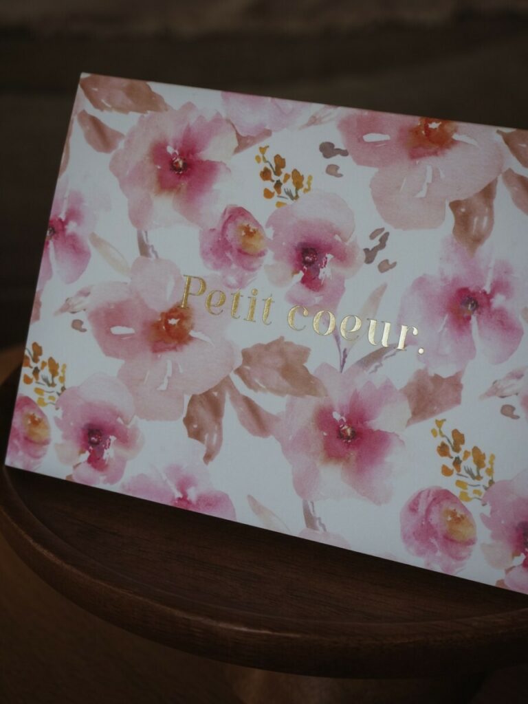 Cartes cadeau florales et motif vichy rose poudré – Dorure or brillante – Old Mill Premium White – Creation Pack 350gr