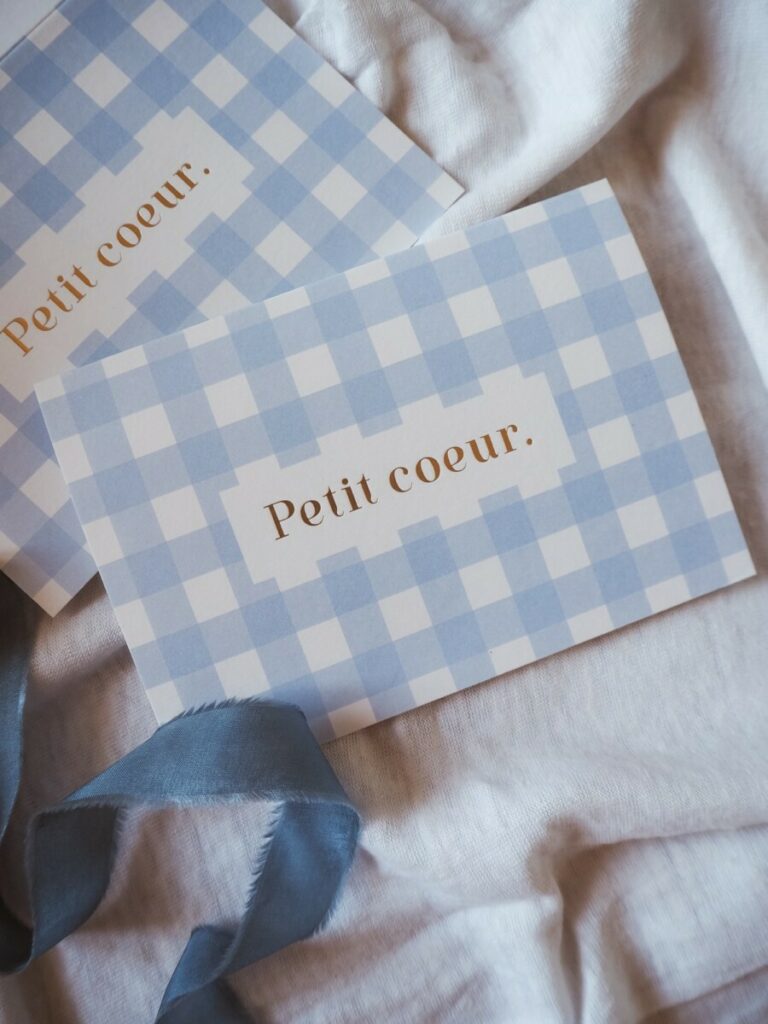 Cartes message Petit Coeur sur papier de création avec motif fleuri et vichy bleu – Marquage à chaud or brillant – Old Mill Premium White 300gr
