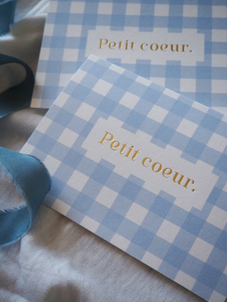 Cartes message Petit Coeur sur papier de création avec motif fleuri et vichy bleu – Marquage à chaud or brillant – Old Mill Premium White 300gr