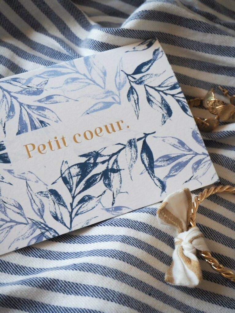 Cartes message Petit Coeur sur papier de création avec motif fleuri et vichy bleu – Marquage à chaud or brillant – Old Mill Premium White 300gr