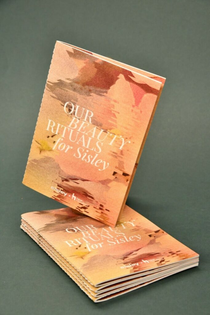 Brochure de présentation artistique – Reliure en couture singer blanche