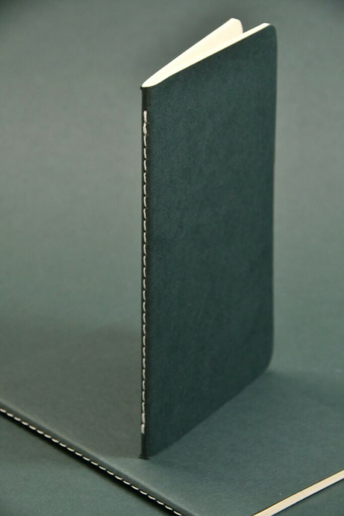 Mini carnets de notes A6 avec angles arrondis 9mm – Reliure couture singer au pli – Intérieur pages blanc naturel – Colorplan Racing Green