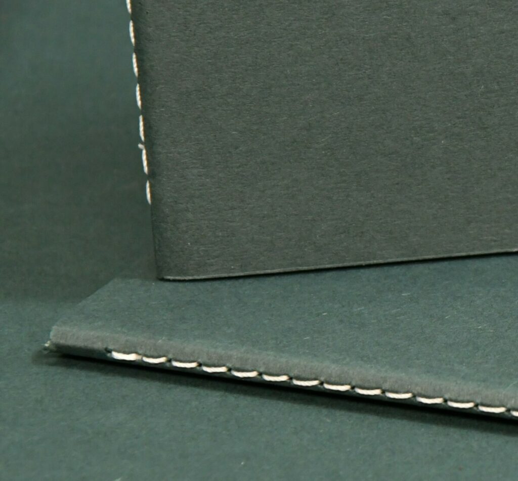 Mini carnets de notes A6 avec angles arrondis 9mm – Reliure couture singer au pli – Intérieur pages blanc naturel – Colorplan Racing Green