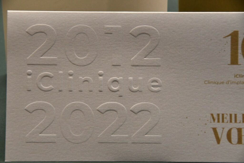 Carte de voeux iClinique format paysage avec gaufrage sur papier nacré – Curious Metallics Perles Akoya