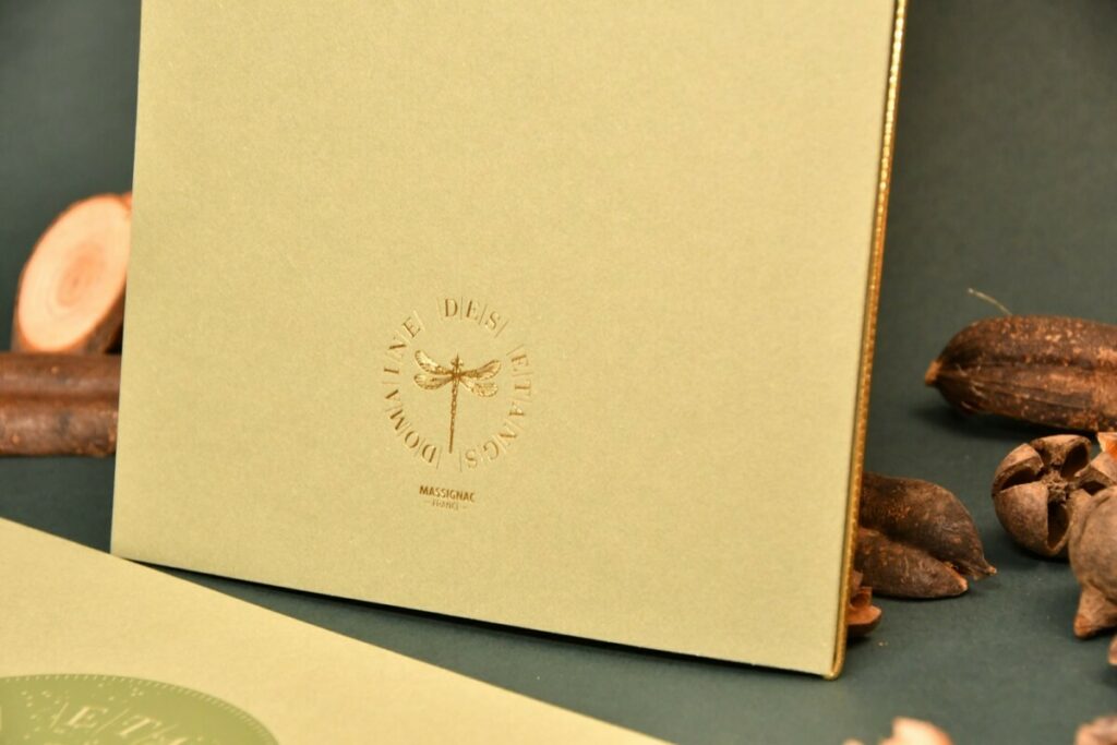 Porte menu avec impression Pantone vert ton sur ton – Dorure à chaud et reliure avec élastique doré – Materica verdigris