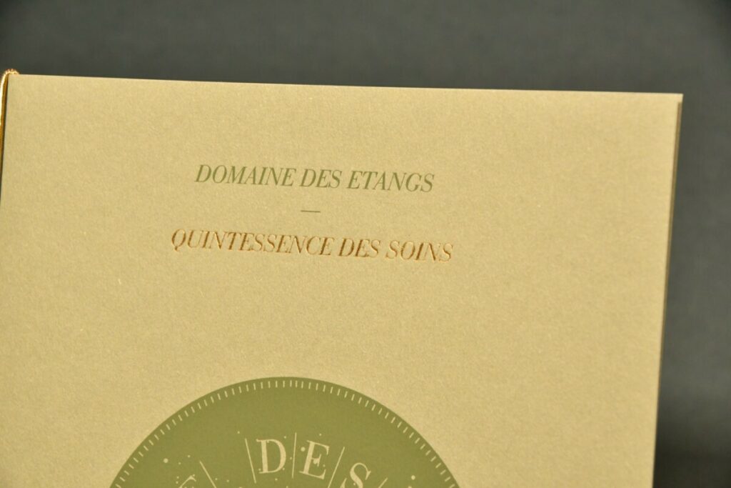 Porte menu avec impression Pantone vert ton sur ton – Dorure à chaud et reliure avec élastique doré – Materica verdigris