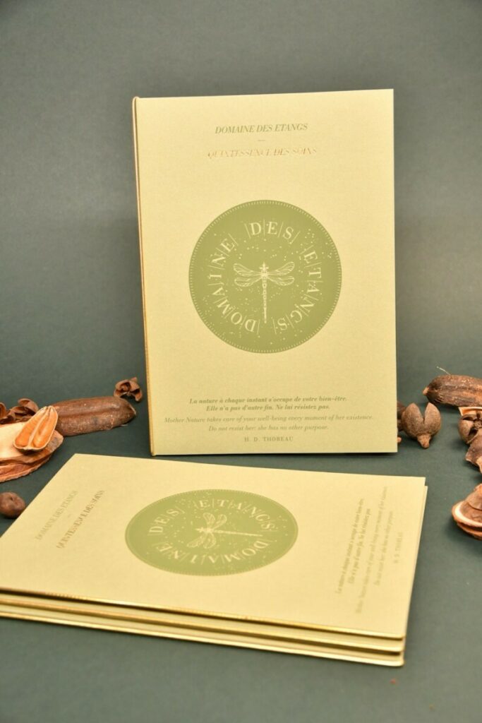 Porte menu avec impression Pantone vert ton sur ton – Dorure à chaud et reliure avec élastique doré – Materica verdigris