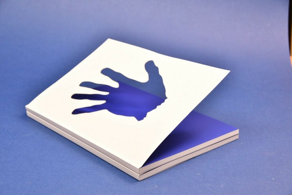 Livre numéroté la Main à l’oeuvre pour artiste – Effet texturé avec découpe laser de la couverture – Reliure Dos Carré collé