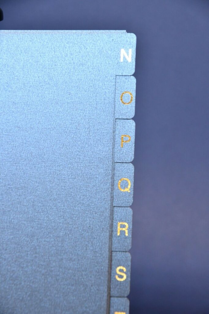 Intercalaires alphabétique pour classeur en Dorure numérique et découpe laser – Sirio Pearl Shiny blue