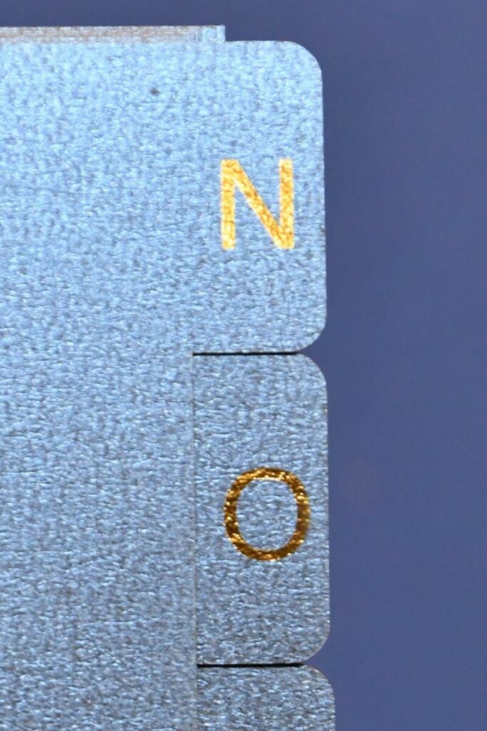 Intercalaires alphabétique pour classeur en Dorure numérique et découpe laser – Sirio Pearl Shiny blue