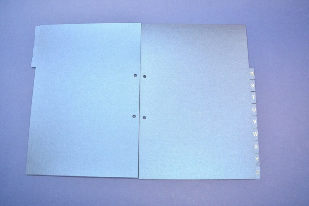 Intercalaires alphabétique pour classeur en Dorure numérique et découpe laser – Sirio Pearl Shiny blue