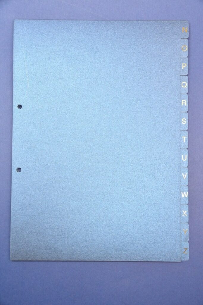 Intercalaires alphabétique pour classeur en Dorure numérique et découpe laser – Sirio Pearl Shiny blue