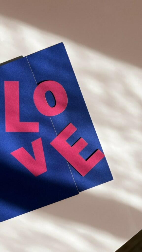 Faire-part de mariage collection LOVE Fuchsia et Bleu – Découpe laser et pliage
