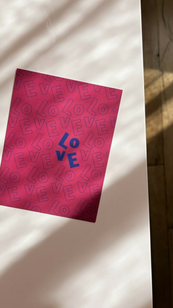 Faire-part de mariage collection LOVE Fuchsia et Bleu – Découpe laser et pliage