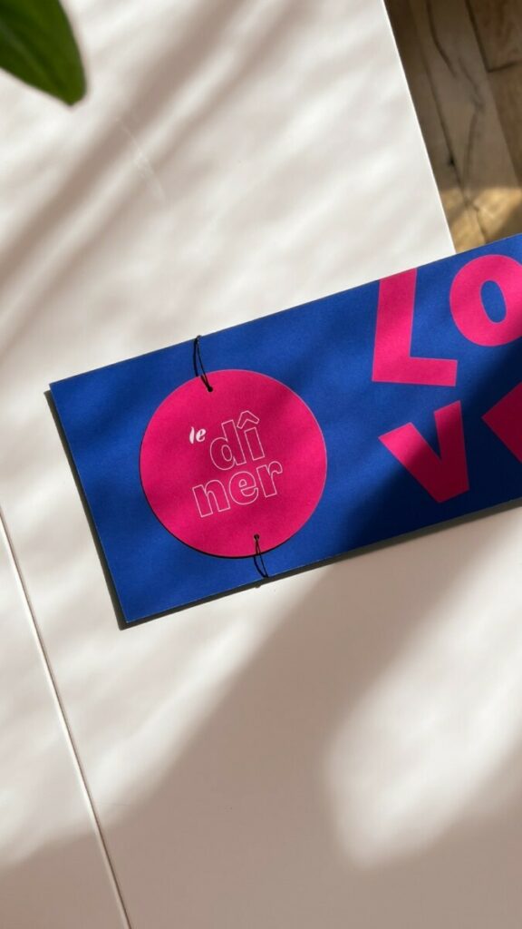 Faire-part de mariage collection LOVE Fuchsia et Bleu – Découpe laser et pliage