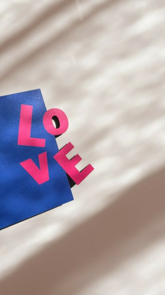 Faire-part de mariage collection LOVE Fuchsia et Bleu – Découpe laser et pliage