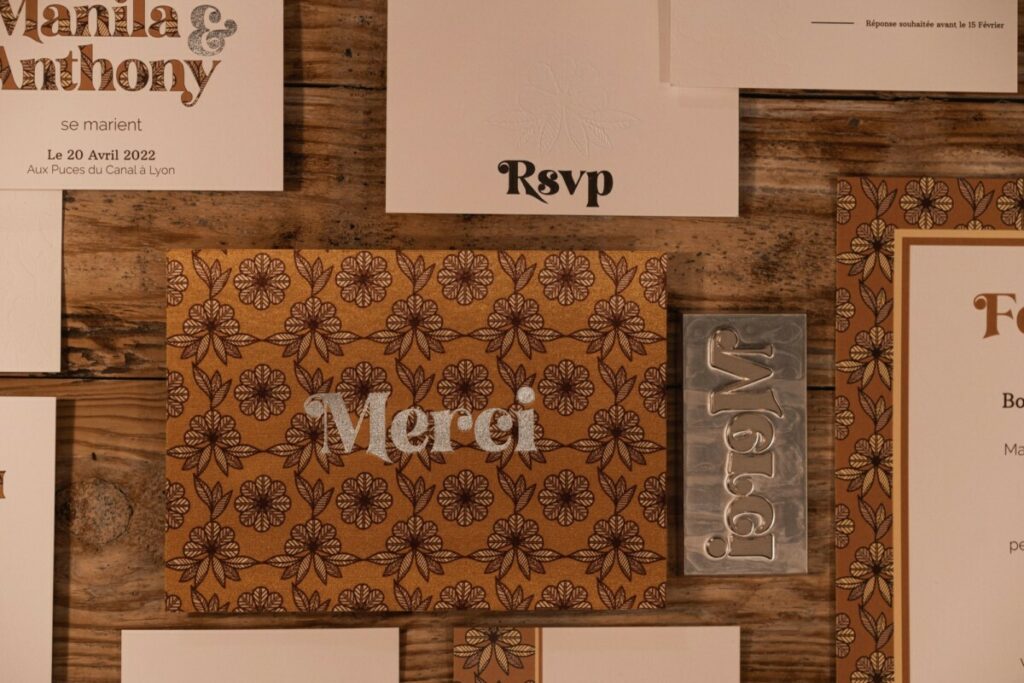 Papeterie de mariage thème Retro Futur fleuri – Dorure à chaud argent – Papier de création Old Mill premium white 300g