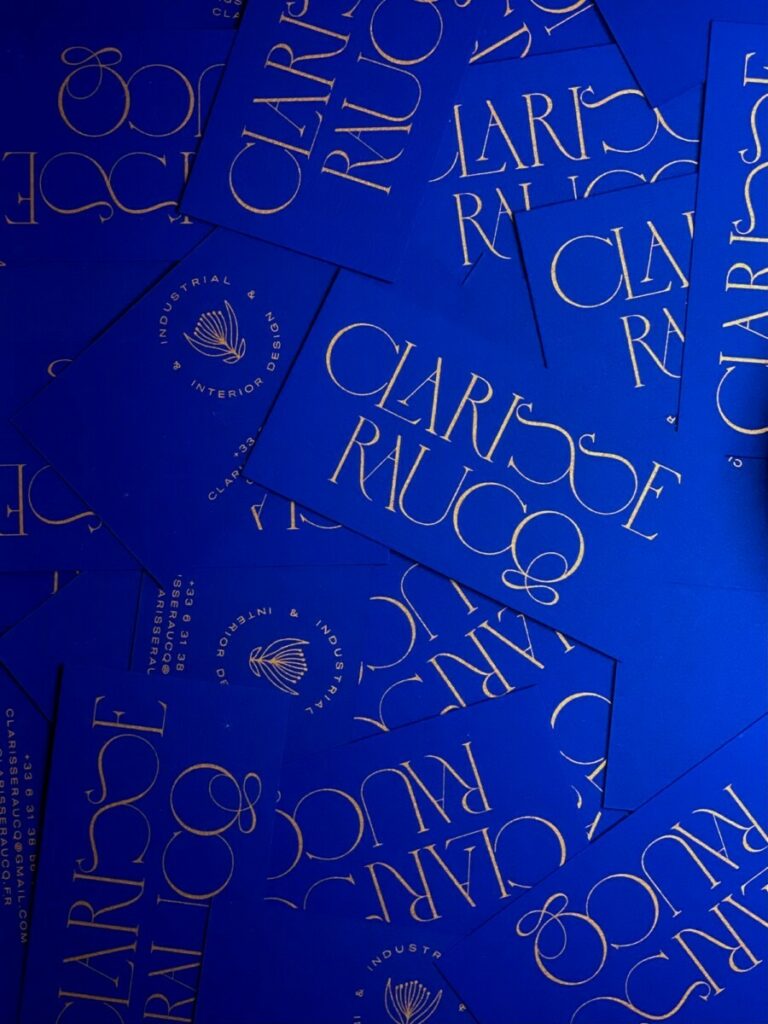 Cartes de visite designer d’intérieur – Impression pantone Cuivre 876 sur papier bleu klein – Curious matter Adiron Blue
