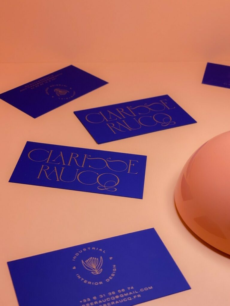 Cartes de visite designer d’intérieur – Impression pantone Cuivre 876 sur papier bleu klein – Curious matter Adiron Blue