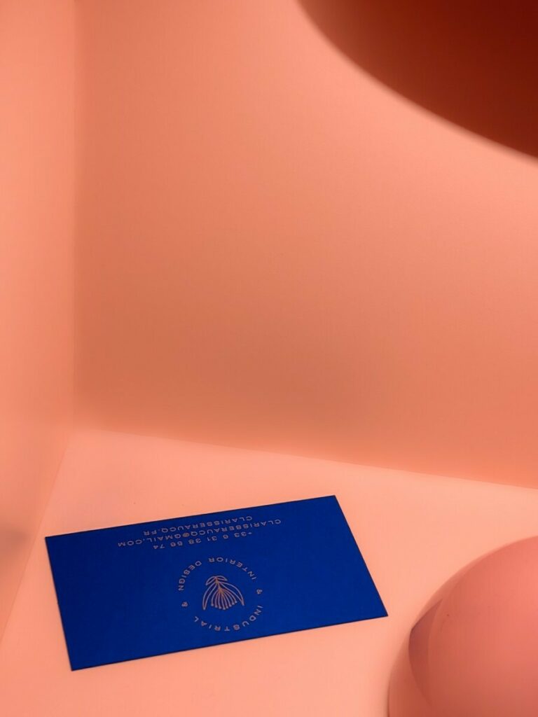 Cartes de visite designer d’intérieur – Impression pantone Cuivre 876 sur papier bleu klein – Curious matter Adiron Blue