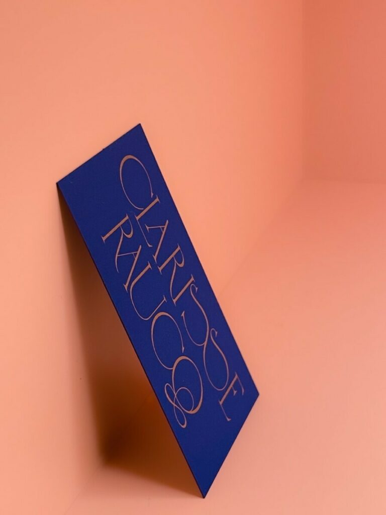 Cartes de visite designer d’intérieur – Impression pantone Cuivre 876 sur papier bleu klein – Curious matter Adiron Blue
