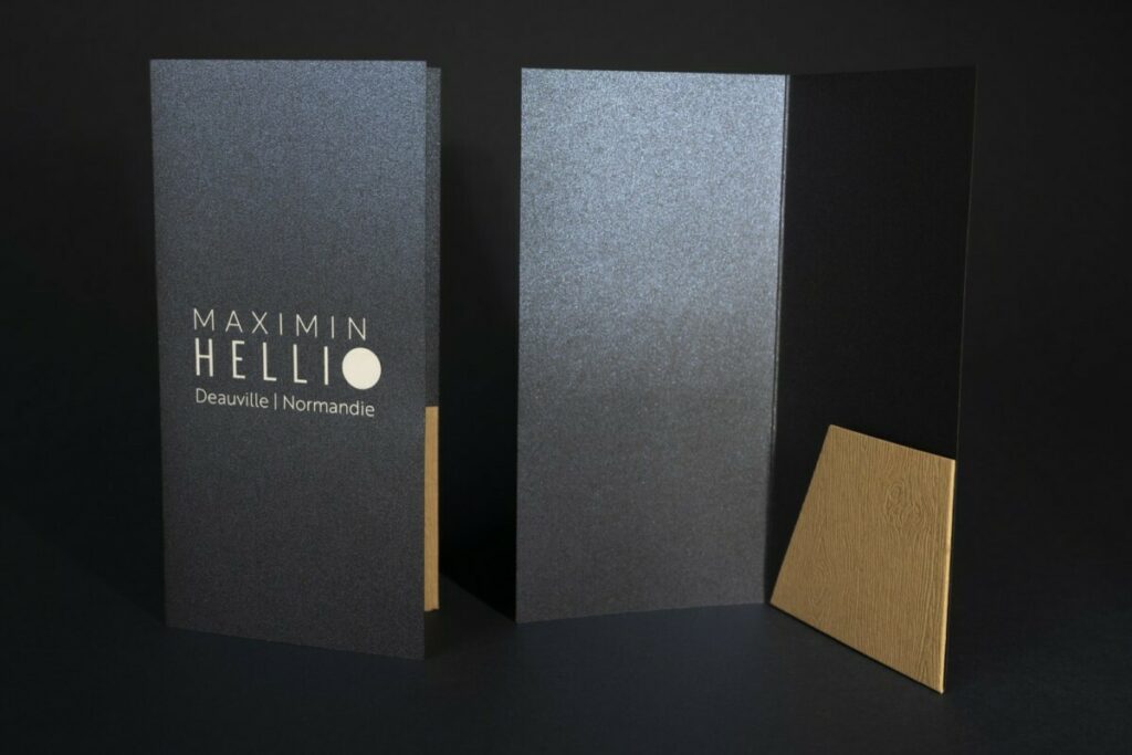 Porte addition restaurant gastronomique Deauville – Papier bleu nacré Sirio Pearl Shiny Blue et rabat effet bois Gmund Wood tindalo Solid