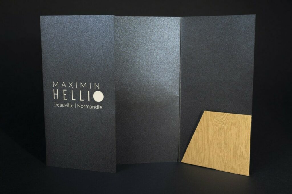 Porte addition restaurant gastronomique Deauville – Papier bleu nacré Sirio Pearl Shiny Blue et rabat effet bois Gmund Wood tindalo Solid