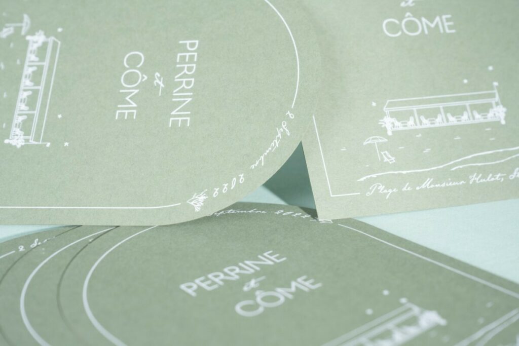 Faire-part de mariage en forme d’arches – Papier vert sauge Colorplan Mid Green impression blanche numérique & Colorplan vellum white 270gr