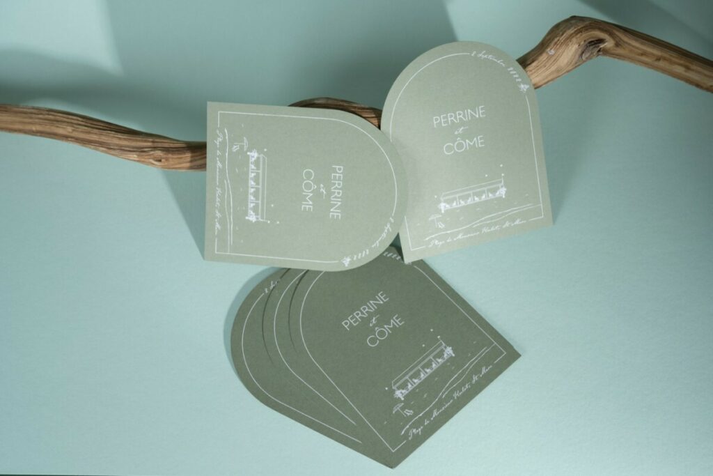 Faire-part de mariage en forme d’arches – Papier vert sauge Colorplan Mid Green impression blanche numérique & Colorplan vellum white 270gr
