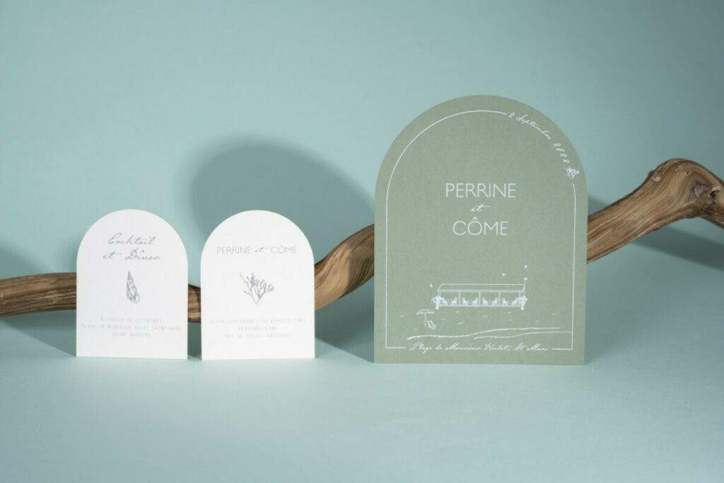 Faire-part de mariage en forme d’arches – Papier vert sauge Colorplan Mid Green impression blanche numérique & Colorplan vellum white 270gr